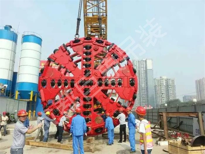 盾構(gòu)機(jī)刀盤吊裝_副本.jpg 盾構(gòu)機(jī)刀盤吊裝_副本.jpg