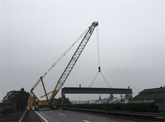 巨象吊裝260T履帶吊鋼箱梁吊裝作業(yè) 巨象吊裝260T履帶吊鋼箱梁吊裝作業(yè)